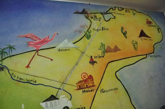 Mapa da península La Guajira, extremo noirte da América do Sul, em agência de viagem em Riochacha, maior cidade da região, na Colômbia